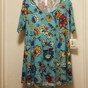 BNWT Lularoe small Perfect T